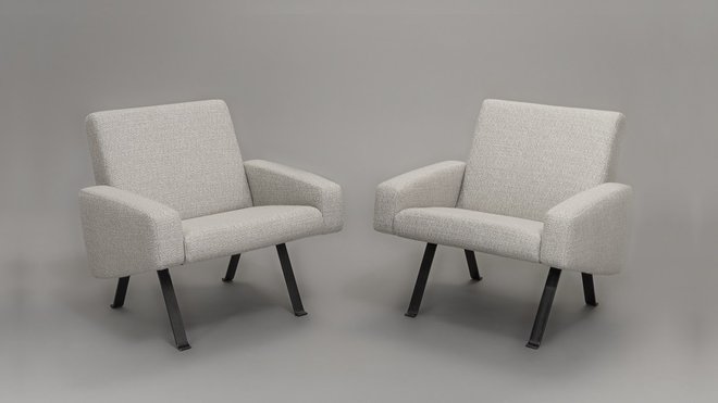 Fauteuils modèle 740, création Joseph-André Motte en 1957, édité par Steiner. Assise et dossier montés sur sangles en caoutchouc composés de pièces identiques. Ce modèle livrable en kit a obtenu le prix René Gabriel au Salon des Arts Ménagers de 1957.