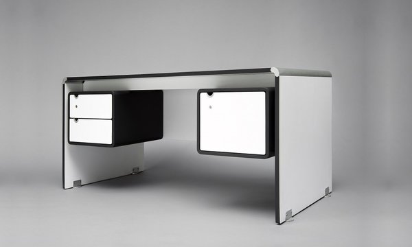 Du blanc ourlé de noir pour le bureau AR 180 d’Alain Richard. Edition T.F.M./A.R.C., Mobilier National, 1974.