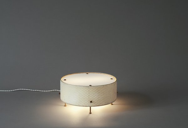 Lampe G50, en métal perforé laqué blanc, Perspex et laiton, création Pierre Guariche, 1959 édition Disderot.