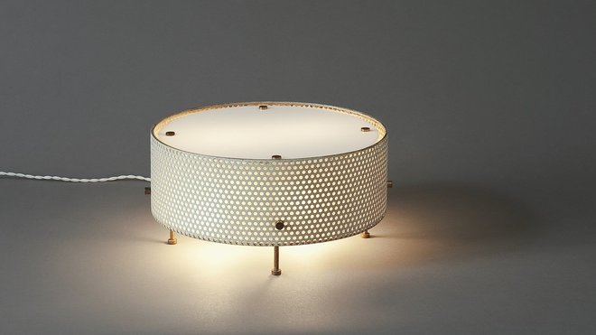 Lampe G50, en métal perforé laqué blanc, Perspex et laiton, création Pierre Guariche, 1959 édition Disderot.