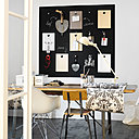 L'espace bureau complètement magnétisé par son mur repeint avec l'aérosol Julien magnétique, idéal pour accrocher ses penses bêtes !