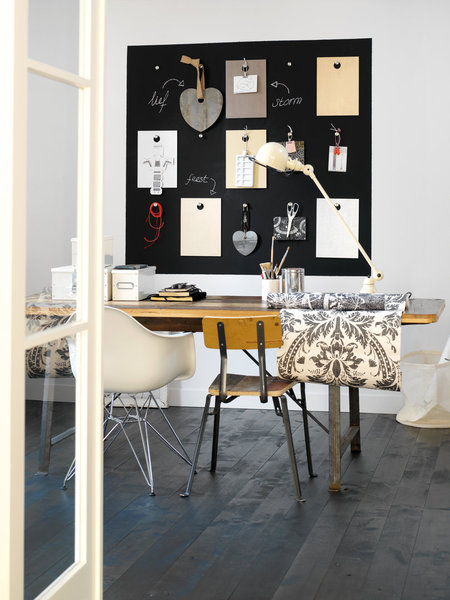 L'espace bureau complètement magnétisé par son mur repeint avec l'aérosol Julien magnétique, idéal pour accrocher ses penses bêtes !