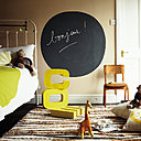 Pour égayer une chambre un cercle en bois recouvert de peinture tableau noir sera idéal pour y laisser vos impressions du quotidien.