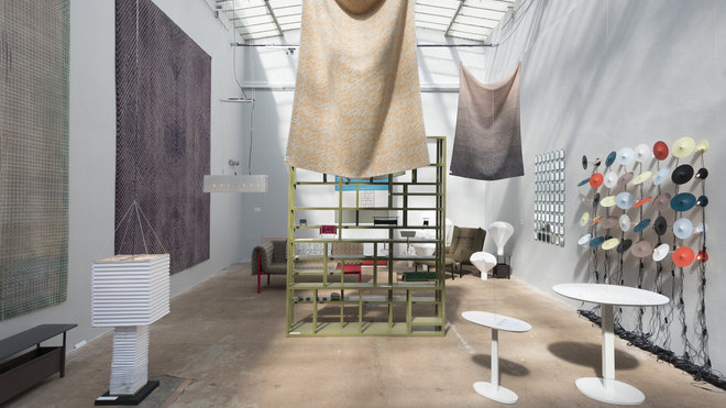 A gauche, diffusant une lumière douce et chaleureuse lampe Extensible en Tyvek, création Inga Sempé en 2001. A droite, tables ovales Lunatique et Grande Lunatique, en bois laqué et acier, équipées d’un système télescopique qui permet de varier leur hauteur, créations Inga Sempé pour Ligne Roset en 2015. Au centre, étagère Double Accès, en bois laqué, qui peut être utilisée en séparation de pièce, création Inga Sempé, prototype réalisé par le VIA en 2007 et édité par David Design en 2008. A gauche, diffusant une lumière douce et chaleureuse lampe Extensible en Tyvek, création Inga Sempé en 2001. A droite, tables ovales Lunatique et Grande Lunatique, en bois laqué et acier, équipées d’un système télescopique qui permet de varier leur hauteur, créations Inga Sempé pour Ligne Roset en 2015. Au centre, étagère Double Accès, en bois laqué, qui peut être utilisée en séparation de pièce, création Inga Sempé, prototype réalisé par le VIA en 2007 et édité par David Design en 2008.