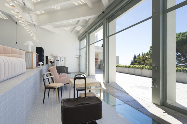 Au premier plan, chaises Österlen en frêne naturel ou laqué noir avec dossier surligné d’une surface plane qui assure un meilleur confort. Avec table assortie, créations Inga Sempé pour Gärsnäs en 2011.