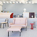 Au premier plan, canapé deux places et pouf Beau fixe, confort façon couette, édition Ligne Roset en 2015. A droite, prototype de chaise rembourrée avec profilés métalliques et surface tapissée de bandes en néoprène gainées de cuir, création Inga Sempé pour le VIA en 2003. Prototype de chaise escabeau en tôle d’acier avec roulettes escamotables et dossier garde-corps. Création Inga Sempé pour le VIA en 2007. Tables LaChapelle en multiplis et métal laqué, 4 tailles disponibles, création Inga Sempé pour David