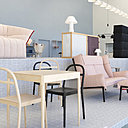 Au fond à droite, armoires modulables et empilables souples en sycomore avec parois en textile plissé, création Inga Sempé pour Moustache en 2009. Etagères Brosse recouvertes de longues fibres de brosse industrielle dans lesquelles on plonge sa main pour avoir accès à l’intérieur, création Inga Sempé pour Edra puis Moutache en 2015. Canapé Ruché recouvert d’une couette au matelassage particulier. Existe en 2 ou 3 places et version méridienne avec tablette intégrée, création Inga Sempé pour Ligne Roset en 20