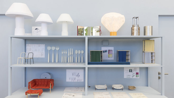 Etagères exposant les maquettes et croquis des créations d’Inga Sempé. Au-dessus, de gauche à droite, lampes Lampyre en verre opalin, modèle Vapeur en Tyvek et base en métal plié qui existent aussi en version colorée (3 teintes). Au-dessous, maquettes de la chaise Österlen, des couverts Collo Alto édités chez Alessi, des armoires souples, des canapés, fauteuils et pouf Ruché. Etagères exposant les maquettes et croquis des créations d’Inga Sempé. Au-dessus, de gauche à droite, lampes Lampyre en verre opalin, modèle Vapeur en Tyvek et base en métal plié qui existent aussi en version colorée (3 teintes). Au-dessous, maquettes de la chaise Österlen, des couverts Collo Alto édités chez Alessi, des armoires souples, des canapés, fauteuils et pouf Ruché.