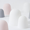 La structure croisée en bambou de cette suspension, est fabriquée de manière artisanale, avec des assemblages en résine, et des réflecteurs en verre soufflé.