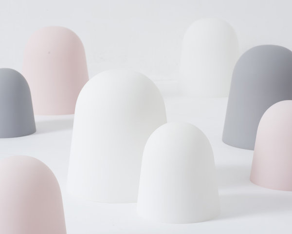 La structure croisée en bambou de cette suspension, est fabriquée de manière artisanale, avec des assemblages en résine, et des réflecteurs en verre soufflé.