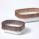 Après plusieurs essais pour perforer la céramique avec régularité, à l’aide des technologies modernes, le bambou est tissé avec minutie dans la partie supérieure de ces corbeilles à fruits.