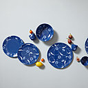 Les verres, les assiettes, les bols forment un ensemble bicolore blanc et bleu entre tradition et modernité.