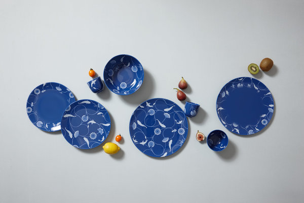 Les verres, les assiettes, les bols forment un ensemble bicolore blanc et bleu entre tradition et modernité.