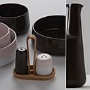 Les pichets dans leurs formes arrondies au long bec verseur, s’inspirent des jarres chinoises anciennes. Mats et brillant, couleurs douces et toucher sensuel, se marient parfaitement  aux saveurs des repas.