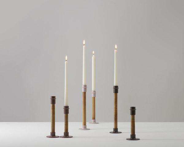 Le bambou est associé à de la résine,  pour ces chandeliers, qui laissent vibrer la flamme de la  bougie avec élégance.