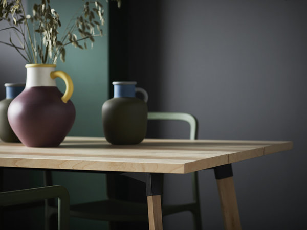 Sur la table en pin, les vases peints à la main, confirment l’authenticité de la collection. Vase en grès, 14,99 €, collection Ypperling Ikea.