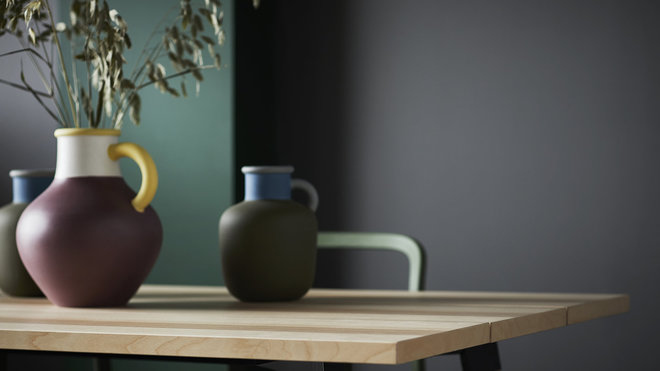 Sur la table en pin, les vases peints à la main, confirment l’authenticité de la collection. Vase en grès, 14,99 €, collection Ypperling Ikea.
