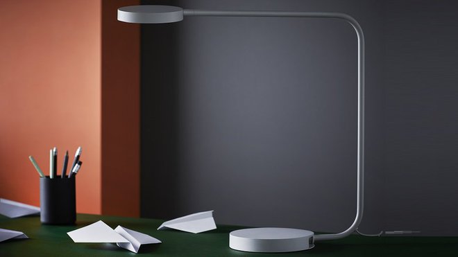 Dans la lignée du design danois, une lampe de bureau, en aluminium anodisé, 39,99 €, et des accessoires à petits prix à partir de 3,99 €,  collection Ypperling Ikea.