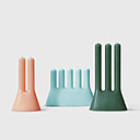 Ce projet de Ionna Vautrin est inspiré des paysages industriels rythmés par des cheminées d’usines dans un esprit espiègle et coloré avec des formes géométriques et organiques. Factory, collection de trois chandeliers en cire colorée. A partir de 21,90 €.