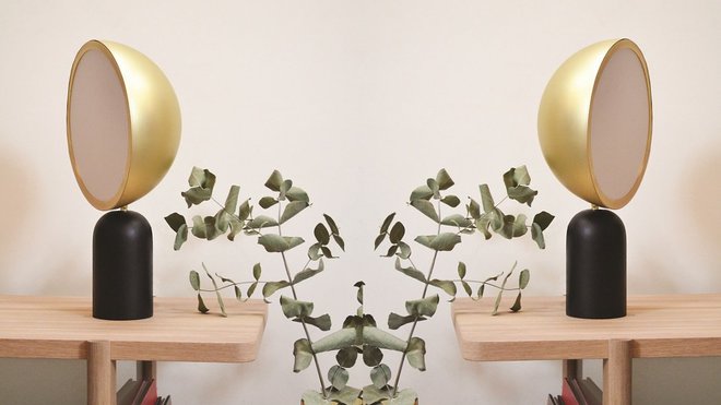 AC/AL studio conçoit des projets qui racontent des histoires. Ce luminaire à poser est constitué d’un socle en bois massif teinté et d’une tête de lampe demi-sphérique en tôle d’acier sur laquelle se fixe magnétiquement un diffuseur en polycarbonate. Lampe Atlas, à partir de 139 €.