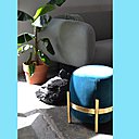 Imaginé par Numéro 111, voici un pouf au dessin accueillant et joyeux. Une forme simple, toute en rondeurs posée sur un piètement en métal cerclé d’une bague. Une assise pratique, passe partout, dont les finitions et les textiles choisis donnent une touche sophistiquée au modèle. Pouf Vega, à partir de 299 €.