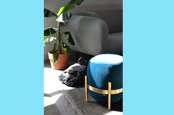 Imaginé par Numéro 111, voici un pouf au dessin accueillant et joyeux. Une forme simple, toute en rondeurs posée sur un piètement en métal cerclé d’une bague. Une assise pratique, passe partout, dont les finitions et les textiles choisis donnent une touche sophistiquée au modèle. Pouf Vega, à partir de 299 €.