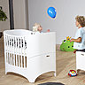 Evolutif et complet : en position haute avec barreaux, il est parfait pour les bébés de 0 à 5 mois. En position basse jusqu'à 2 ans, et entre 2 et 3 trois ans, les barreaux se retirent pour créer un mini lit. Avec l'extension c’est un lit junior pour les 3 à 8 ans. Lit Leander en hêtre européen moulé, peinture à l’eau, design Stig Leander Nielsen, 1099 €, Silvera.