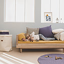 Junior : ce petit canapé confortable ou lit d’appoint pour les copains, joue dans la cour des grands, tout simplement. Nobodinoz, collection Pure line, chêne massif, 595 €, kit de sécurité 210 €.