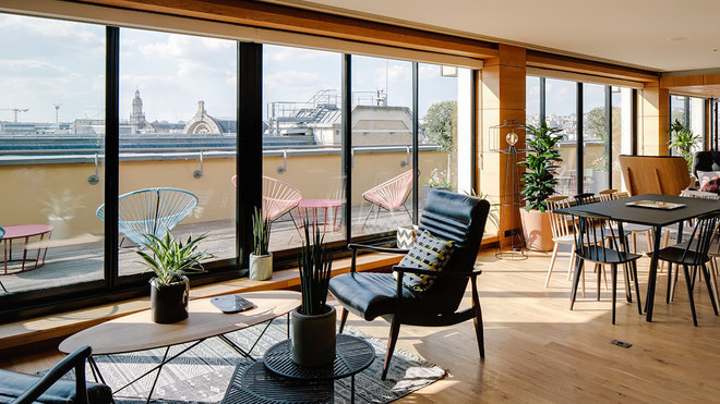 Avec la vue sur les toits de Paris, l’espace de coworking a su valoriser le bâtiment pour attirer les entreprises à la recherche d’une nouvelle façon de travailler. Avec la vue sur les toits de Paris, l’espace de coworking a su valoriser le bâtiment pour attirer les entreprises à la recherche d’une nouvelle façon de travailler.