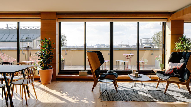 Bois clair et mobilier de style vintage apportent un esprit terrasse et outdoor pour le confort des usagers. Bois clair et mobilier de style vintage apportent un esprit terrasse et outdoor pour le confort des usagers.