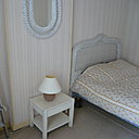 La chambre avant : outre une décoration démodée, la chambre ne possédait pas de rangements intégrés