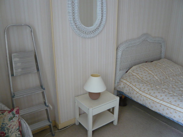 La chambre avant : outre une décoration démodée, la chambre ne possédait pas de rangements intégrés