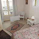 La chambre avant : atouts indéniables de la pièce existante, une fenêtre orientée plein sud et un grand mur non exploité.