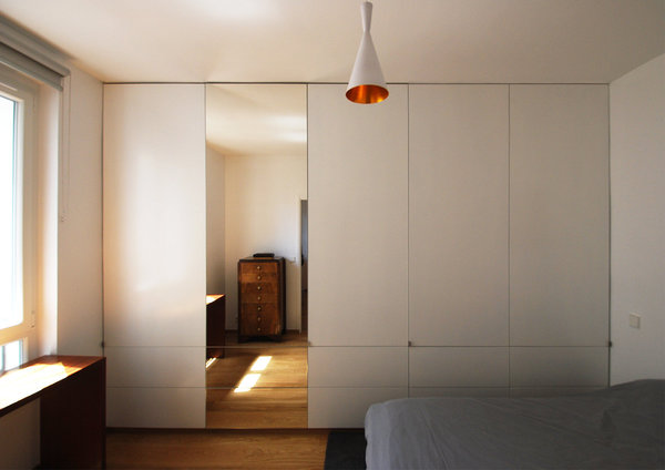 La chambre après : un grand rangement doté d’un miroir avec des placards profonds et des tiroirs en partie basse qui file sur l’intégralité du mur Ouest.