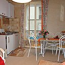 La cuisine avant : des rangements limités, sans recherche de fonctionnalité.