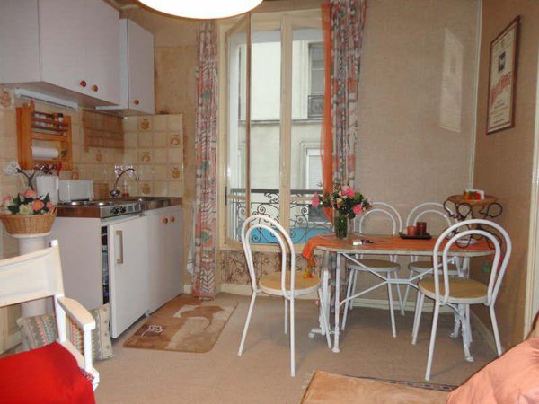 La cuisine avant : des rangements limités, sans recherche de fonctionnalité.