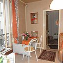 Le salon avant : un espace réduit par la présence de la porte d’accès à la chambre et aménagé dans un coin de la pièce.