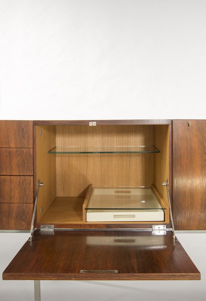 Avec placage en bois précieux, enfilades 802 en palissandre de Rio, métal chromé et laqué, création Alain Richard en 1957/58, Edition Meubles TV.