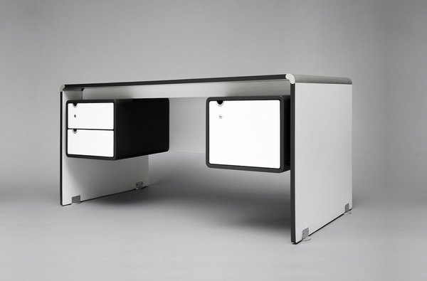 Bicolore noir et blanc, bureau AR 180 à double caisson en bois laqué stratifié et fonte d’aluminium, création Alain Richard en 1974, Edition T.F.M/A.R.C- Mobilier National.