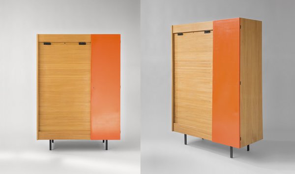 Effet de panneau coloré pour l’armoire 143 en orme, métal et bois laqué, création Alain Richard en 1953/54, Edition Meubles TV.