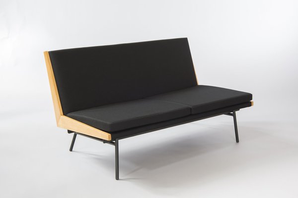 Banquette 195 en métal laqué, chêne, mousse et tissu, création Alain Richard et André Monpoix en 1953/54, Edition Meubles TV.