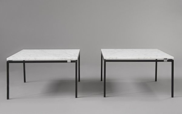 Furieusement actuelles, paire de tables basses 807 avec plateau en marbre de Carrare et structure en métal laqué et chromé, création Alain Richard en 1955/56, Edition Meubles TV.