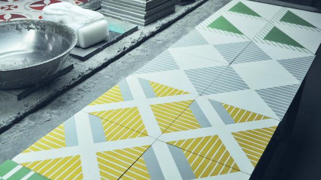 Uniques et faits à la main, les carreaux bousculent les codes classiques tout en préservant le savoir faire artisanal
