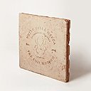 Tuile en merdacotta (bouse de vache) mise au point en Italie par l’entrepreneur agricole Ginantonio Locatelli avec un groupe de chercheurs milanais et l’architecte milanais Luca Cipelleti. Cette substance naturelle offre notamment des propriétés intéressantes en isolation. Un service de table (assiettes creuses, plates, carafe, tasse, saladier, bol) a été aussi confectionné dans cette matière. The Shit Museum, 2016.