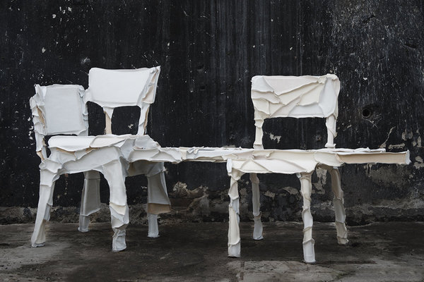 Skin collection Product, chaises réutilisées, recouvertes et assemblées avec des coupes de cuirs pour former un banc ou méridienne. Création Pepe Heykoop, 2011.