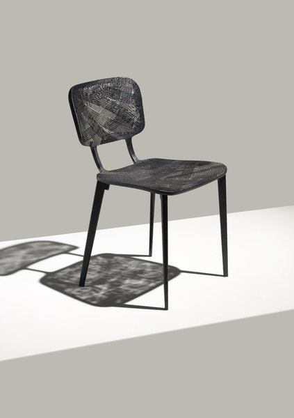 Recycled Carbon Chair, chaise en fibres de carbone recyclées. Création Marleen Kaptein et le Centre Aérospatial Néerlandais, Label Breed, 2016.