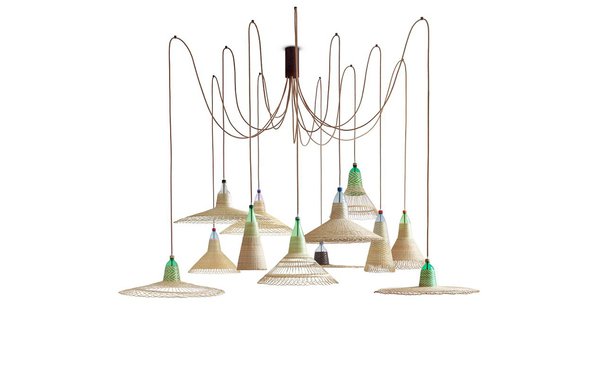 Chimbarongo lamp, 12 suspensions lumineuses réalisées avec des bouteilles en plastique PET et des fibres naturelles. Création Alavaro Catalàn de Ocon, 2011.