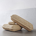 Paille, banquette, pouf et coussins en paille, rembourrage en mousse et latex. Création Tetê Knecht en 2005, édité par Do.N.e en 2013.