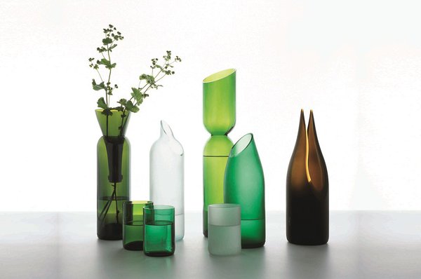 Transglass, vases fabriqués à partir de bouteilles en verre réutilisées. Collection Design with conscience, créations Tord Boontje éditées par Artecnica, 2005.