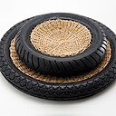 Transneomatic, plateaux en pneus réutilisé, bambou et osier. Créations Humberto et Fernando Campana éditée par Artecnica, 2007.